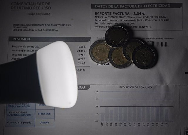The price of electricity will fall this Sunday by 12.30%, to 167.06 euros/MWh