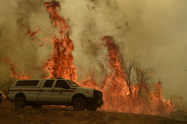 A forest fire in Northern California leaves two dead after destroying more than 22,000 hectares