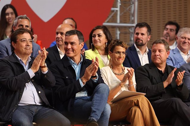 The PSOE as a whole turns its back on Page for his criticism of the Government and only Lambán asks to downplay them