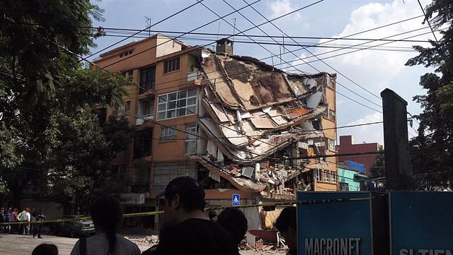 The dead rise to two after the 7.4 earthquake that has shaken Mexico
