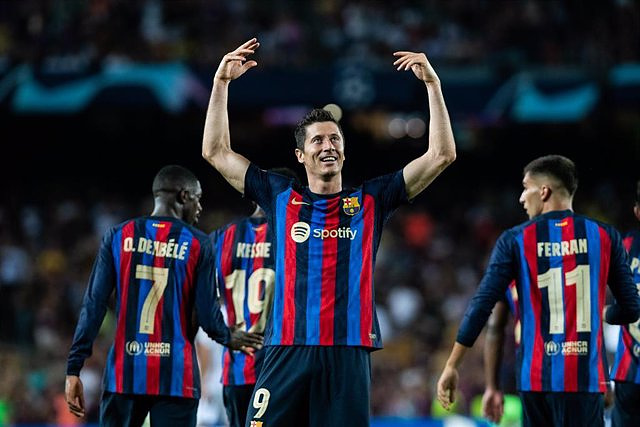 Lewandowski maintains Barça's cruising speed in Europe
