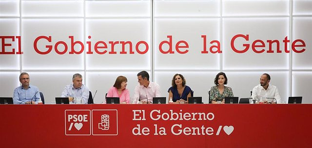 The PSOE accuses the "right-wing media army" of praising Feijóo without checking his management and solvency