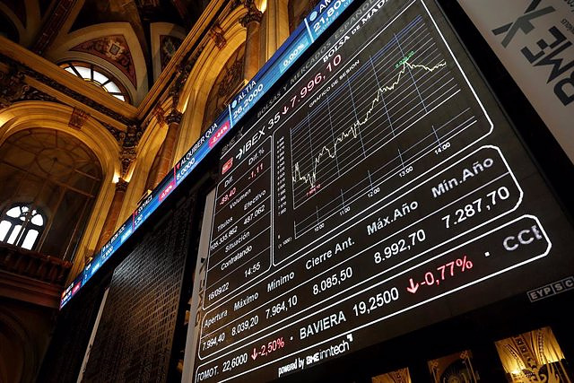 The Ibex 35 rises 0.11% and remains at the gates of 8,000 points