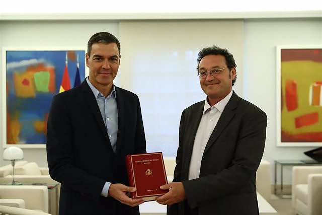 Sánchez receives the new State Attorney General in Moncloa, who gives him the 2021 Prosecutor's Report