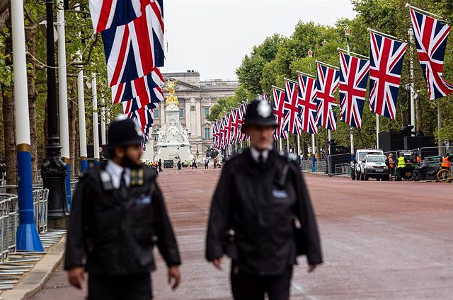 The United Kingdom raises the flags again after the end of mourning for Elizabeth II