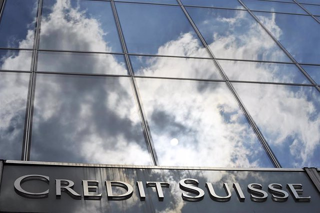 Credit Suisse's price falls to record lows, while its CDS hit highs