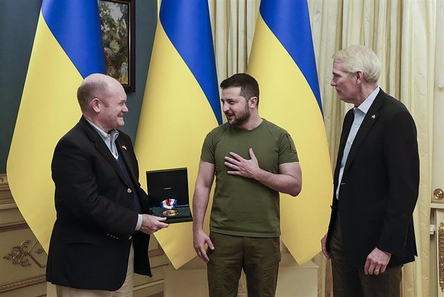 Volodimir Zelensky receives the Medal of Freedom, the United States' highest civilian honor