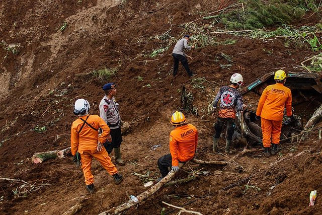 The number of deaths from the Indonesian earthquake rises to 310