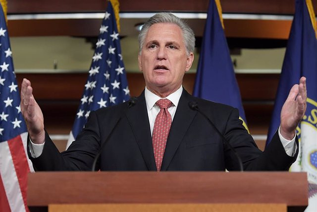 Kevin McCarthy aspires to lead the Republicans in the House against the far-right faction of the party