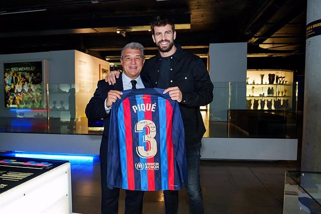 Piqué gives away his last shirt to the FC Barcelona museum