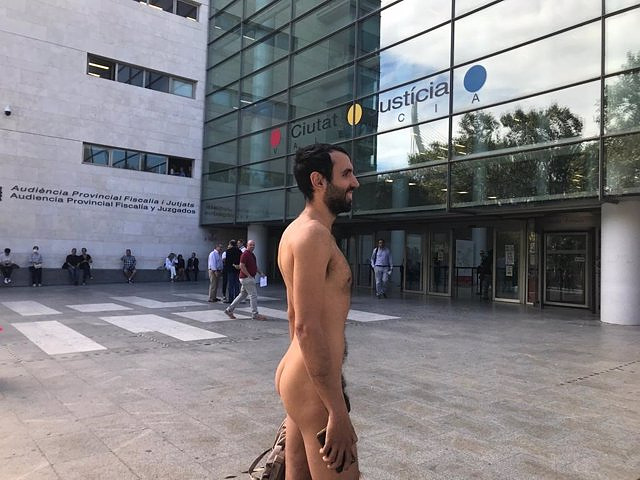 The court annuls the sanctions to the young man who appeared without clothes in the City of Justice to the trial for going naked