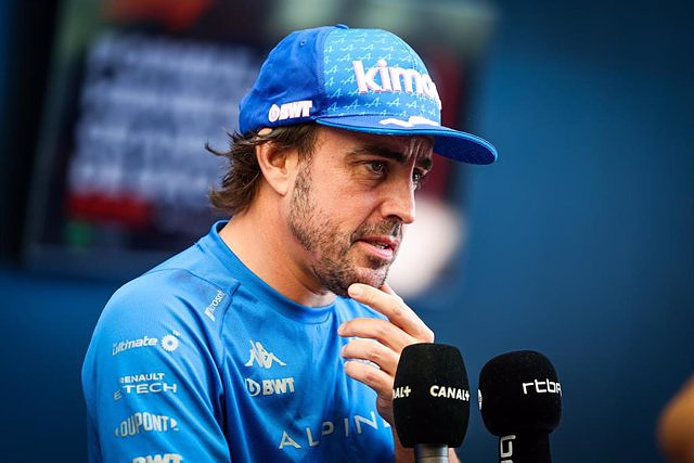 Alonso: "It already makes me laugh, whenever we go out together he pushes me against the wall"