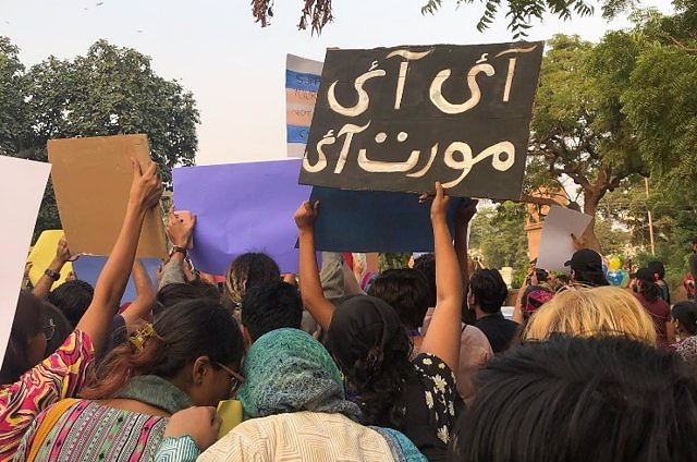 Hundreds of transsexuals demonstrate in Pakistan to protest against transphobic violence