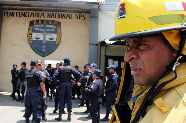 Firefighters find a clandestine cemetery with five bodies in Honduras
