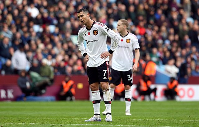 Cristiano Ronaldo dissociates himself "with immediate effect" from Manchester United