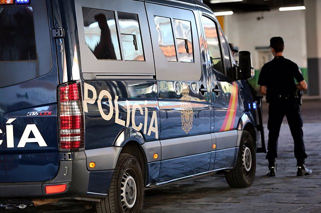 The police officers who assaulted an apartment in Madrid during the pandemic will be tried for trespassing