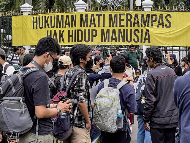 The Indonesian Parliament approves a penal reform that penalizes sexual relations outside of marriage
