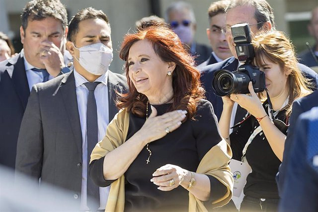 Cristina Fernández is sentenced to six years in prison and perpetual disqualification for corruption