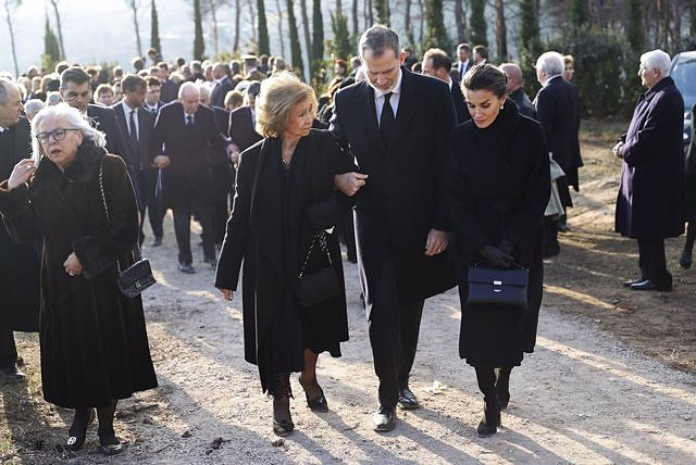 A Greek channel broadcasts an affectionate greeting between Felipe VI and Juan Carlos I during the burial of Constantine