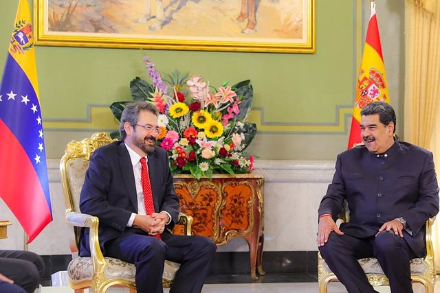 Maduro receives the presidential letters from the Spanish ambassador in Caracas