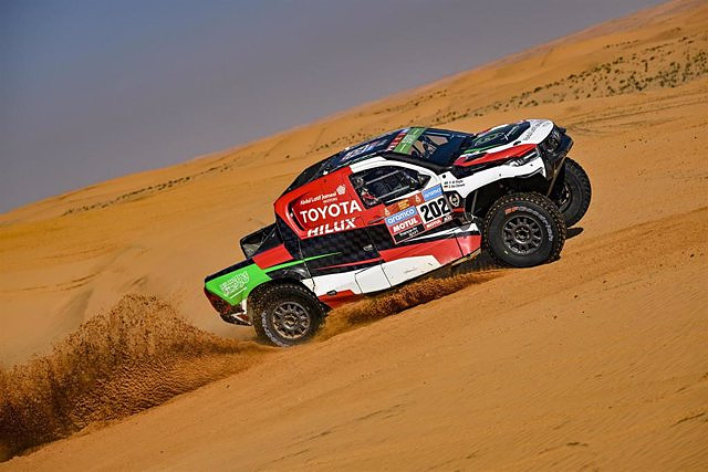 The Saudi Yazeed Al-Rajhi conquers a stage without motorcycles and Carlos Sainz returns without options
