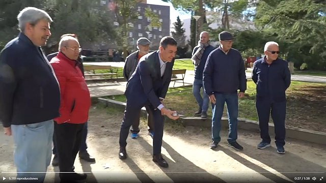 Sánchez claims the increase in pensions in a meeting with retirees in Coslada with whom he has played petanque