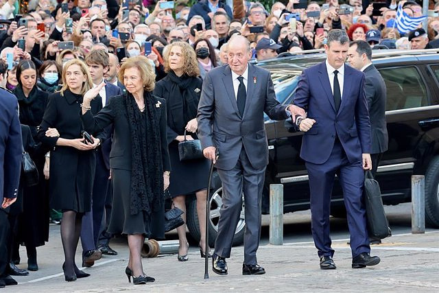 Constantine's funeral brings Felipe VI back together in public with the emeritus King, the princesses and his nephews