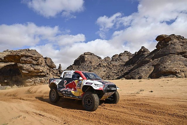 Al-Attiyah beats Sainz in the fifth stage and opens the gap on the Dakar