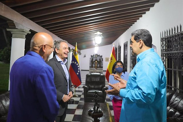Maduro receives Zapatero in Caracas to discuss the start of talks with the opposition