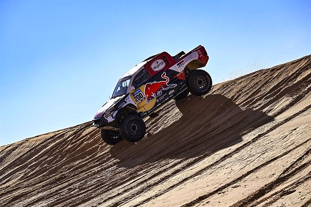 Al-Attiyah 'flies' and takes advantage of the 'tragedy' of Sainz and Audi in the Dakar