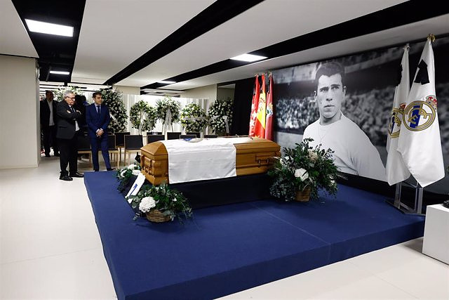 Fans, legends and personalities say goodbye to Amancio Amaro at the Bernabéu