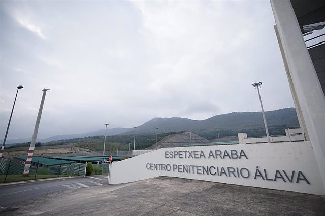 Interior brings seven ETA prisoners closer and there are only seven left in prisons that are not Basque or Navarrese