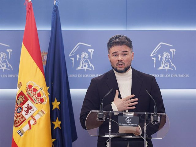 Rufián mocks Nogueras's gesture of removing the flag of Spain in Congress: "Super useful"