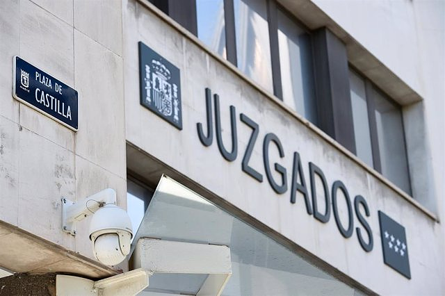 The prosecutor requests that only the sub-inspector of the case of the 'kick in the door' of a Madrid apartment be tried