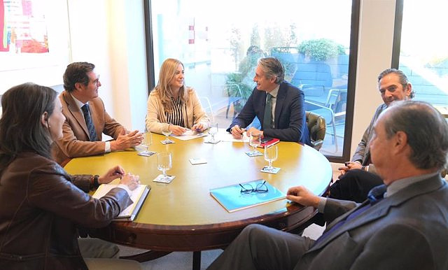 The PP meets with Garamendi and members of the CEOE to draft its electoral program and hopes to meet with the unions