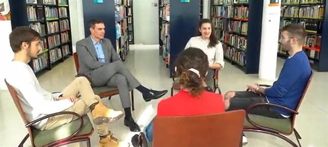 Sánchez launches a video meeting with students to explain the increase in the scholarship budget
