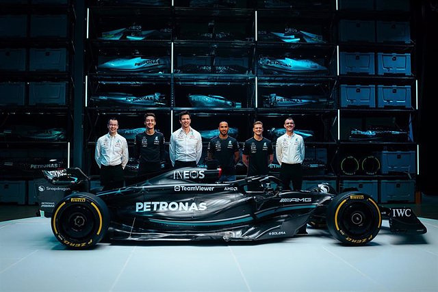 Mercedes recovers the black color in its new 'W14' to go "seriously" in 2023
