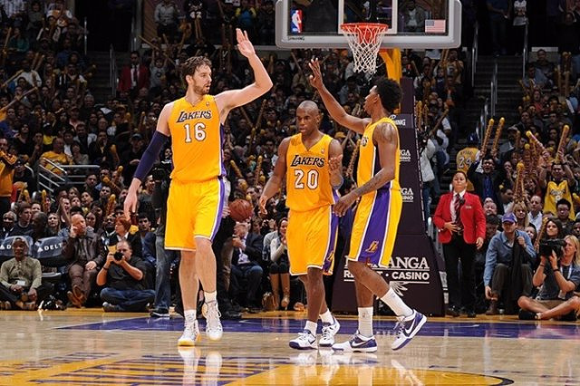 Pau Gasol and his '16', ready to take care of the Lakers in the Los Angeles Olympus