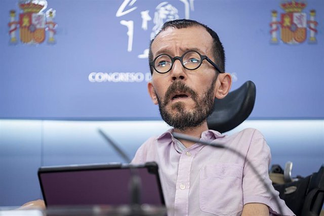 Echenique says that "the natural thing" is for Díaz to lead the unity of the left and that Podemos wants a faster agreement