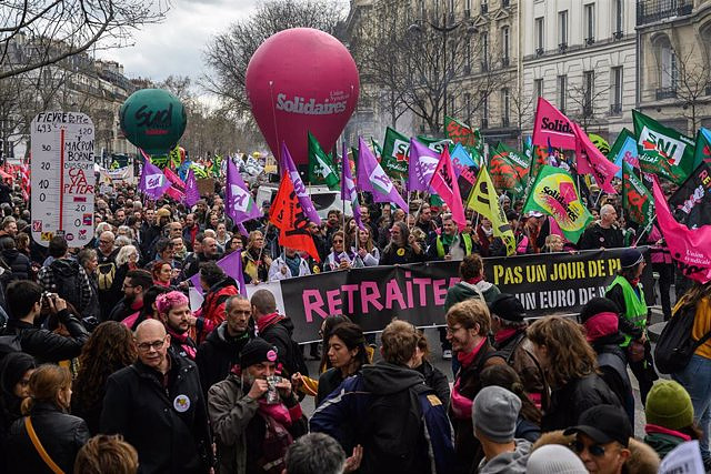 The wave of protests places Le Pen and Mélenchon at the forefront in voting intentions in France