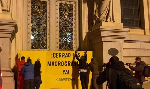 Greenpeace blocks the entrances of the Ministry of Agriculture in protest against macro-farms
