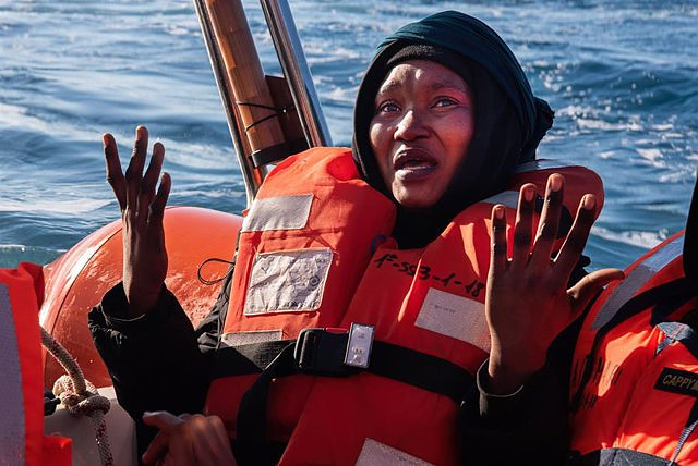 Detected a boat with more than 500 migrants in danger of shipwreck in Italian rescue waters