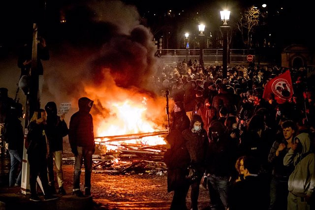 More than 200 people arrested in Paris after a night of riots against Macron's pension reform
