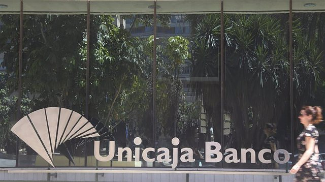 Unicaja Banco falls almost 8% on the Stock Market after reducing its profit by 43% until March due to the bank tax