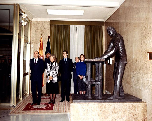 Podemos demands to withdraw from Congress the paintings and busts of King Juan Carlos, whom he calls a "confessed criminal"