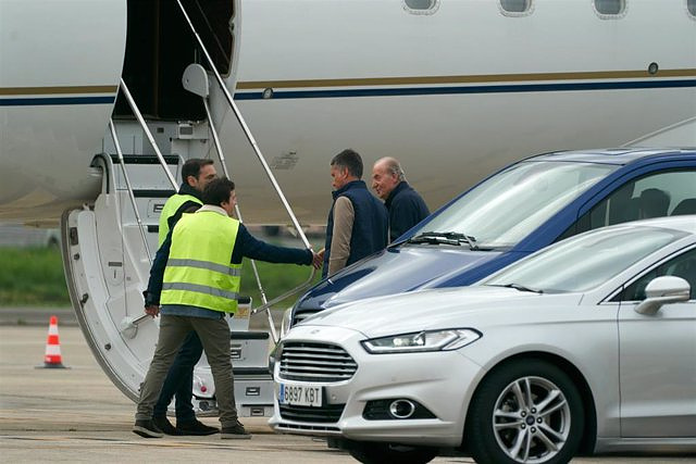 The emeritus king leaves Vitoria after his visit for medical reasons and departs by private plane from Foronda