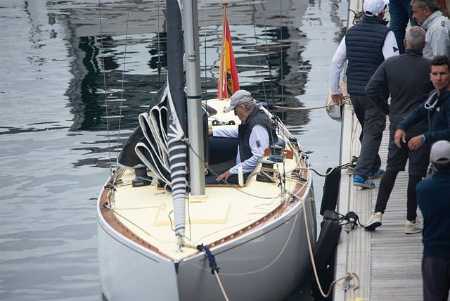 Juan Carlos I docks at the Sanxenxo marina after more than two hours of sailing aboard the Bribón