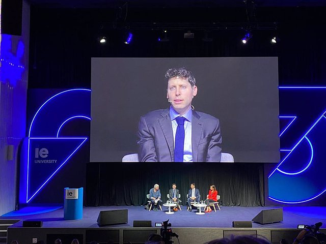 Sam Altman, CEO of OpenAI: "Regulation for small models makes no sense, it should be for large ones"