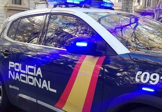 The investigating judge sees indications that the twin police officers from Ourense killed their partner after stealing weapons