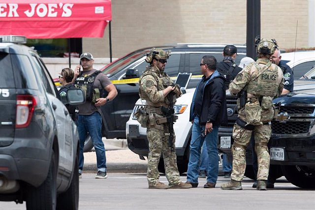 At least eight dead and seven injured in a shooting at a shopping center in Texas (USA)